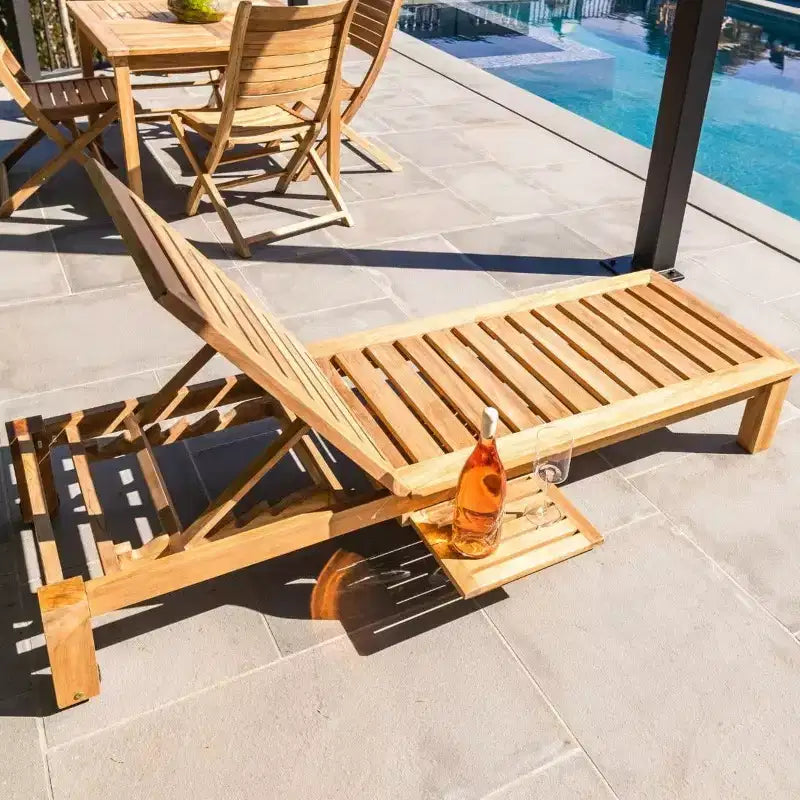 Chaise longue d'extérieur en teck naturel nordique avec table d'appoint - Beige