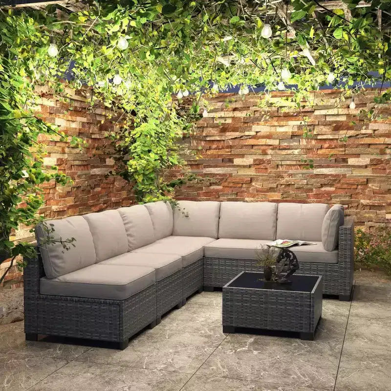 Ensemble de mobilier de patio 7 pièces avec table basse en verre, canapé sectionnel modulaire en rotin PE avec coussins pour patio