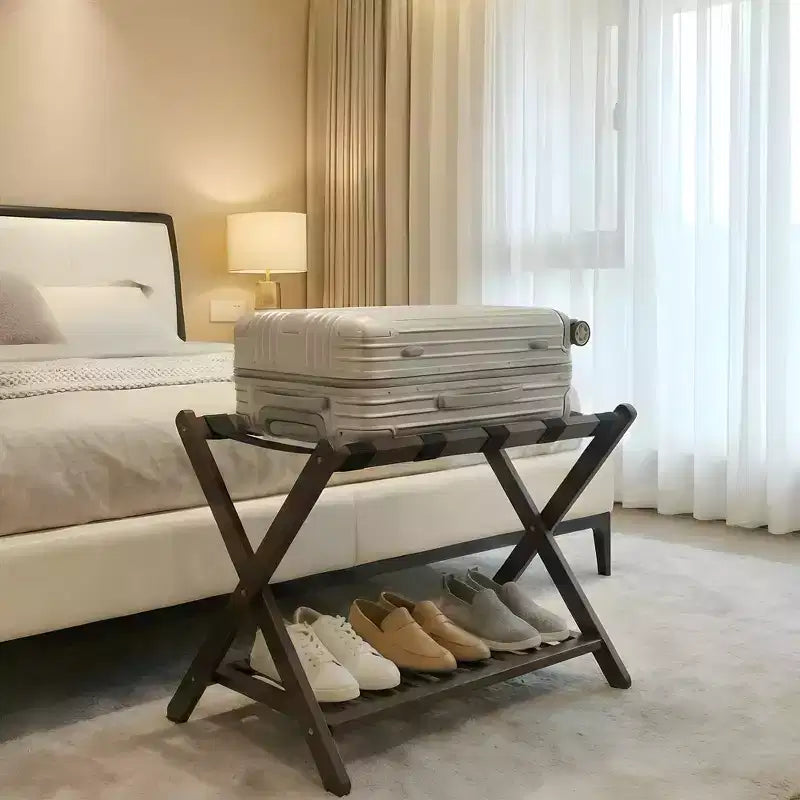 Porte-bagages pliant en bambou avec étagère à 2 niveaux, support de valise haut de gamme pouvant supporter jusqu'à 68 kg pour les chambres et les hôtels