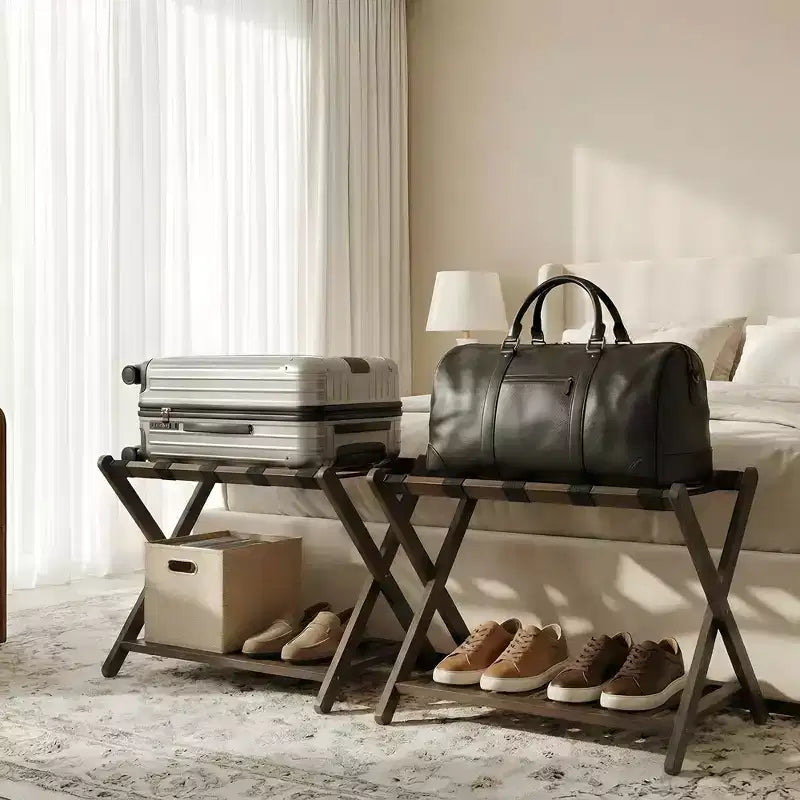 Porte-bagages pliant en bambou avec étagère à 2 niveaux, support de valise haut de gamme pouvant supporter jusqu'à 68 kg pour les chambres et les hôtels