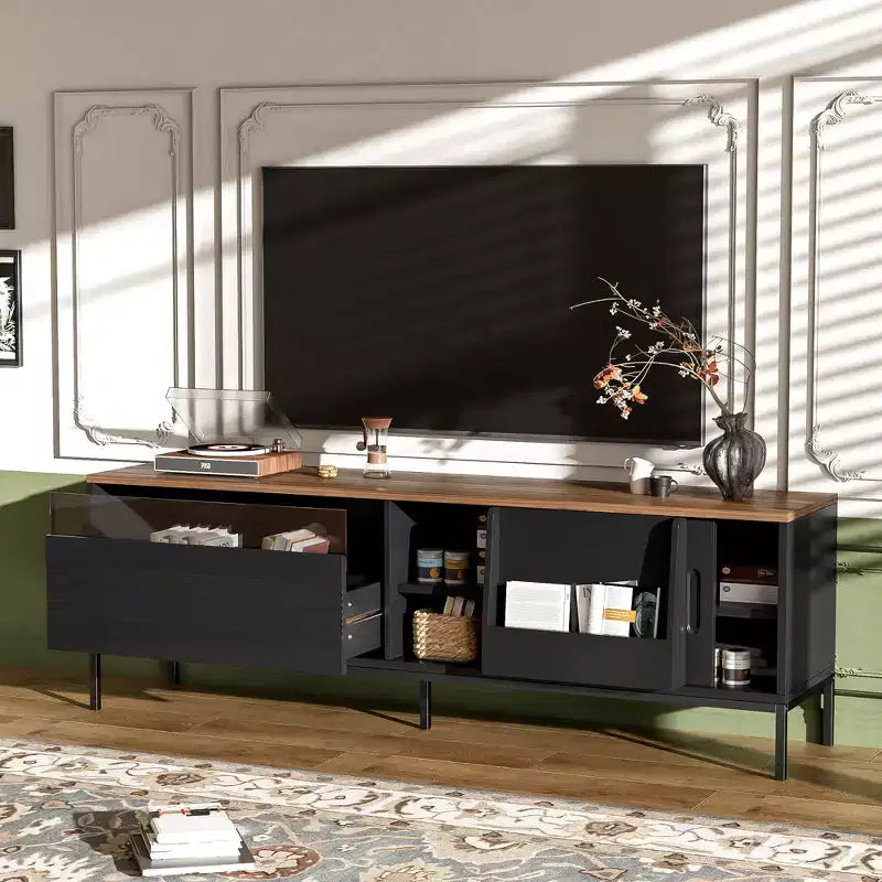 Meuble TV de 180 cm, adapté aux téléviseurs jusqu'à 75 pouces, avec portes coulissantes et étagères réglables. Meuble TV multimédia de style moderne du milieu du siècle.