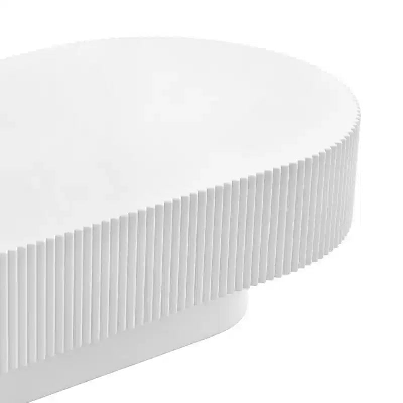 Table basse ovale avec piètement cannelé pour le salon