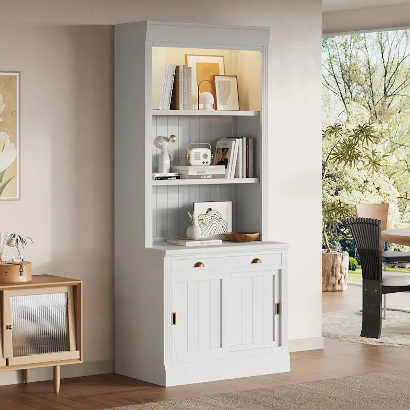 Étagère haute moderne avec éclairage LED et options de rangement polyvalentes