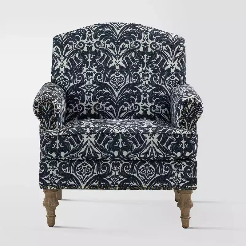 Fauteuil rembourré en bois avec motif floral, accoudoirs à panneaux et dossier en forme de bosse de chameau.