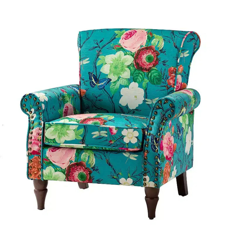 Fauteuil en bois traditionnel Araceli, rembourré à motifs floraux, avec dossier à oreilles et garniture cloutée | ART OF LIVING DESIGNS